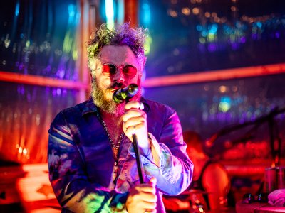 Stu Marshall on vocals