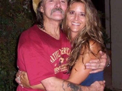 Shari performs with Dickey Betts