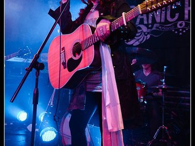 Anne-Marie Helder - vocals & guitars