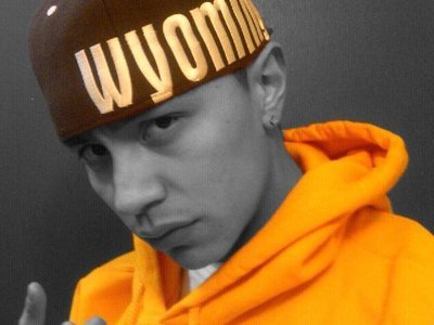 j Dolla rockin' that Brown & Yellow.