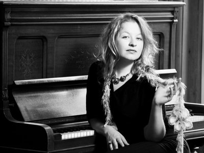 Elle & the Fine Lines photo