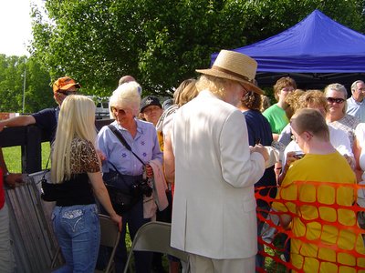 Jennifer and Razzy Bailey signing autographs
