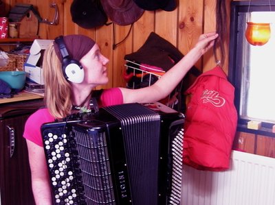 Erica Roozendaal recording "MÃ¡nudans" in a horse stable, summer 2009.