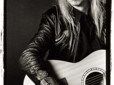 Phil Lee strums along - Press Photo