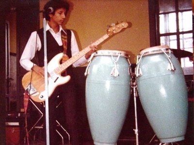 Ã“scar tocando el bajo a los  17 aÃ±os, en 1981.