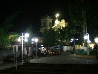 El Salvador, de noche.