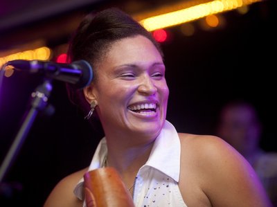 Aude Publes Garcia, chant/perc