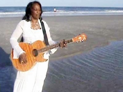 E'Lee Sings at the Beach