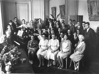 Nadia Boulanger and Martens (with pair of glasses behind the piano)