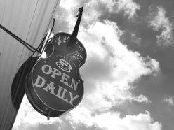 Purple Fiddle Cafe, Brews and Stage